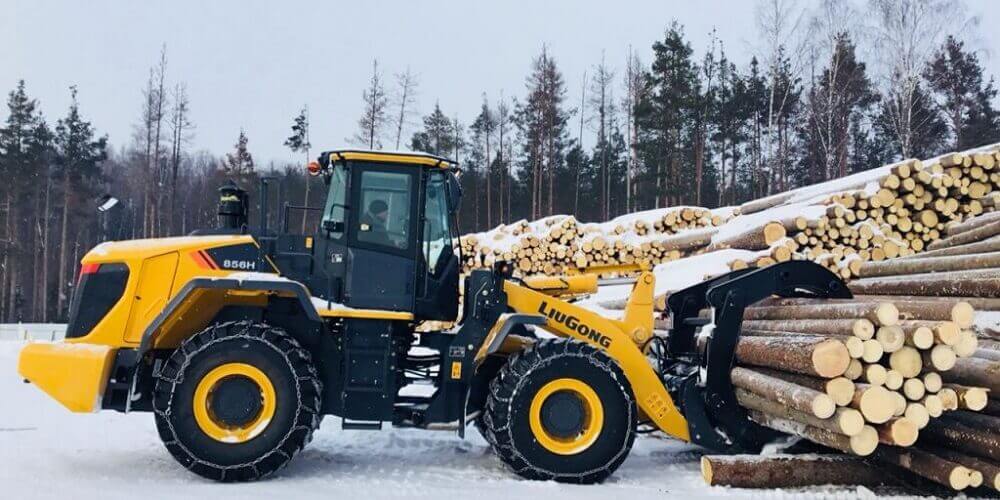 Фронтальный погрузчик LiuGong с бревнами