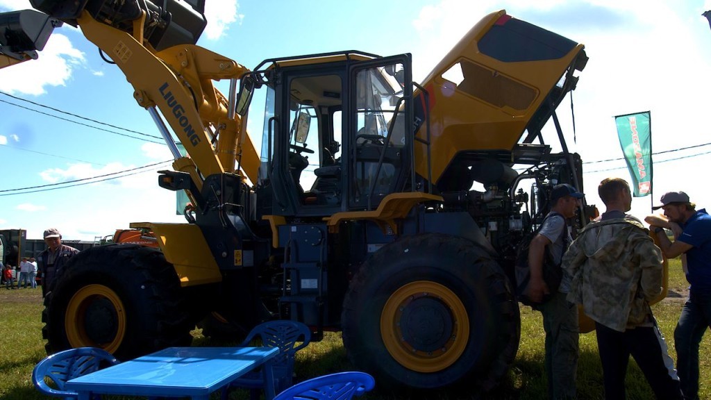 Автогрейдер LiuGong CLG4140D на выставке «День Брянского Поля 2022»