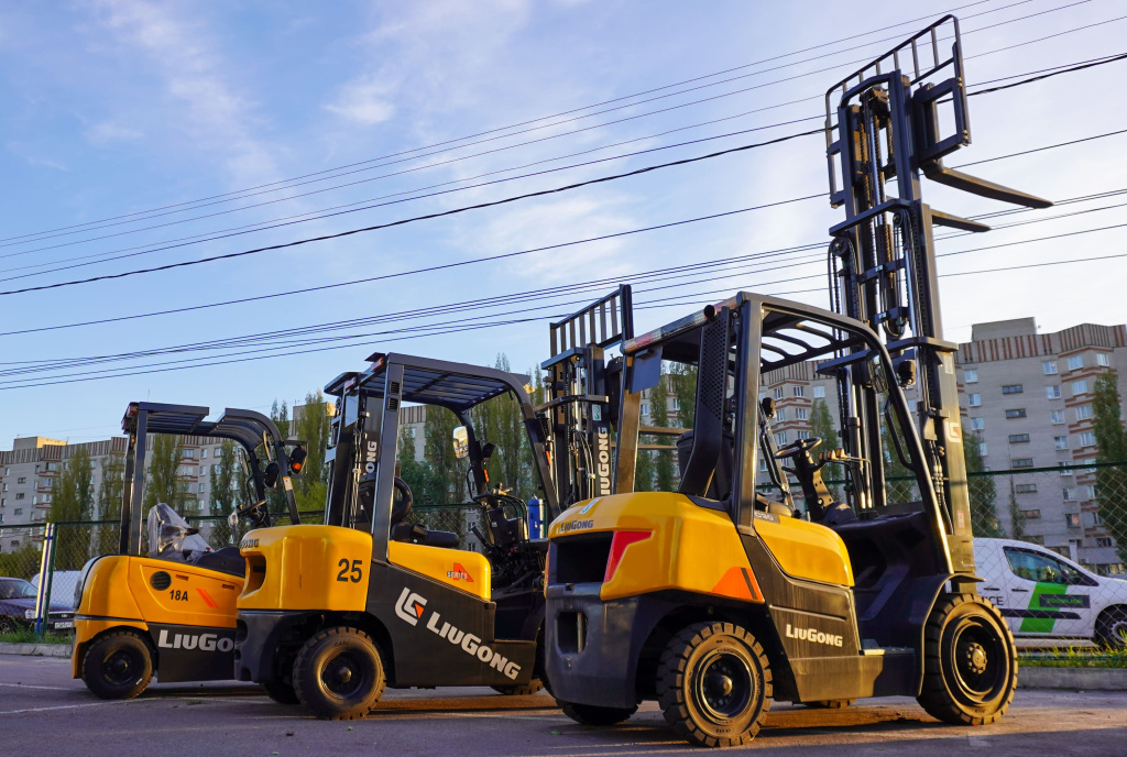 Дизельные вилочные погрузчики LiuGong серии A и C на стоянке Остров Машин в Воронеже Дизельные вилочные погрузчики LiuGong серии A и C на стоянке Остров Машин в Воронеже