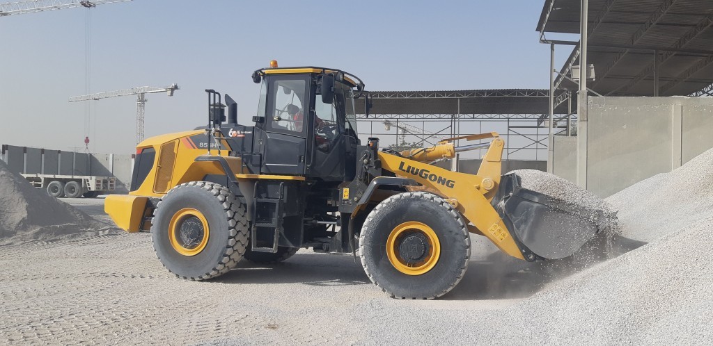 Фронтальный погрузчик LiuGong CLG 856H работает в карьере