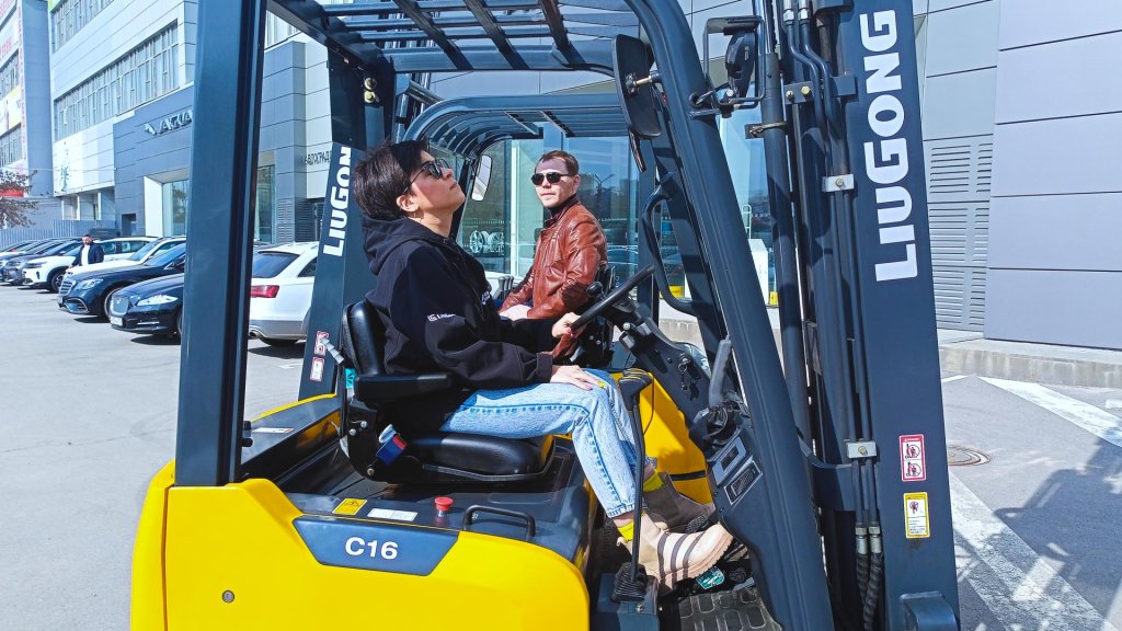 Высота подъёма мачты электропогрузчиков LiuGong 2700–6000 мм