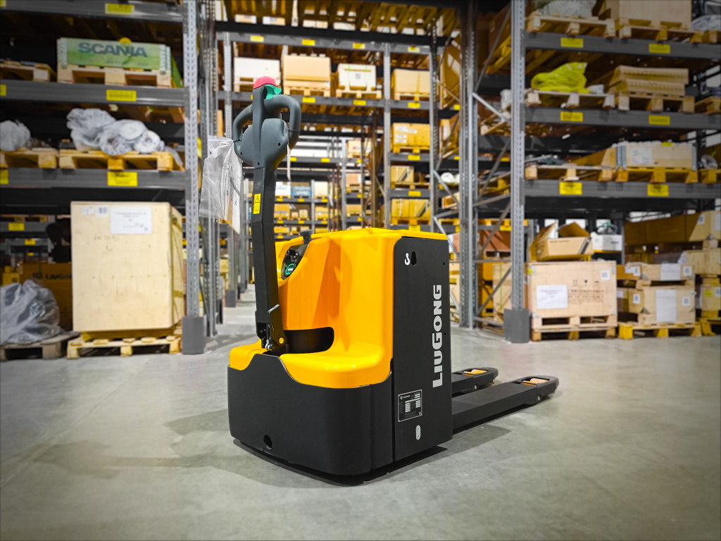 Транспортировщик паллет LiuGong CLG2020L-WA работает на самом крупном складе поставщика автозапчастей ООО "ЕВРОПАРТ Рус" Транспортировщик паллет LiuGong CLG2020L-WA работает на самом крупном складе поставщика автозапчастей ООО "ЕВРОПАРТ Рус"