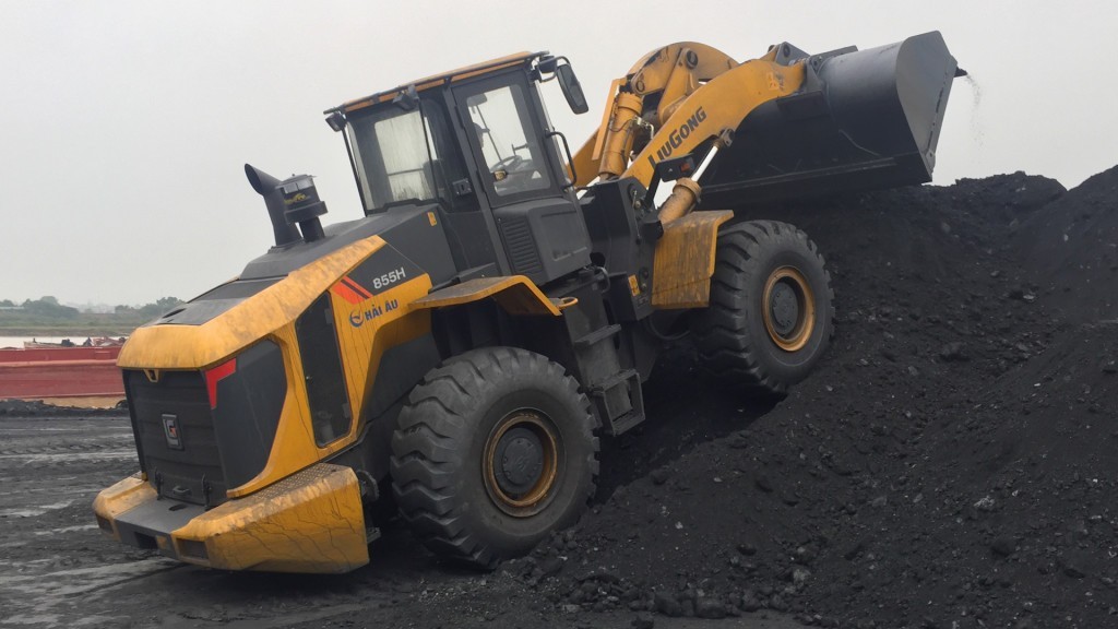 Фронтальный погрузчик LiuGong CLG855H в работе на уклоне на добыче угля