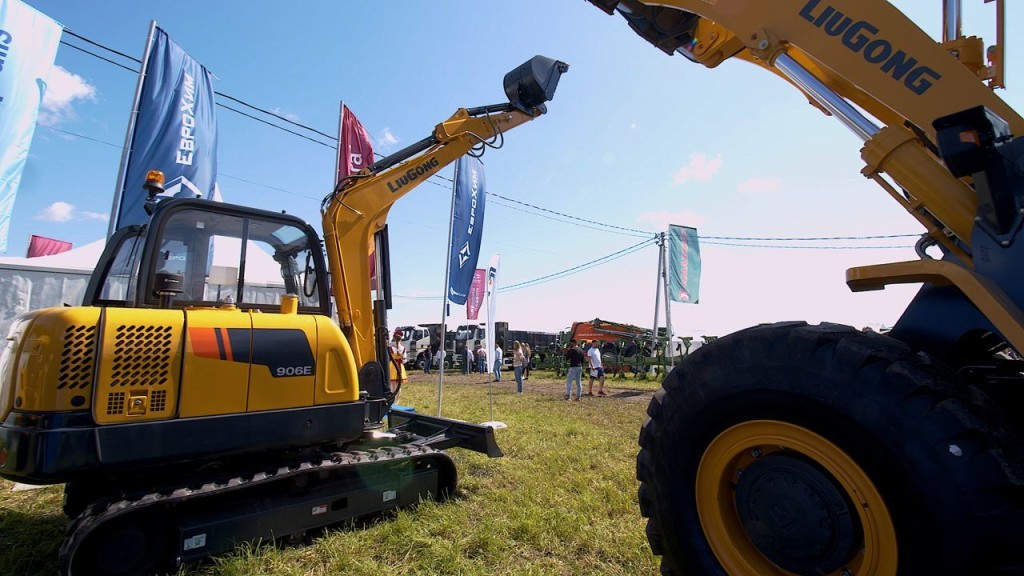 Мини-погрузчик LiuGong CLG365B на выставке «День Брянского Поля 2022»