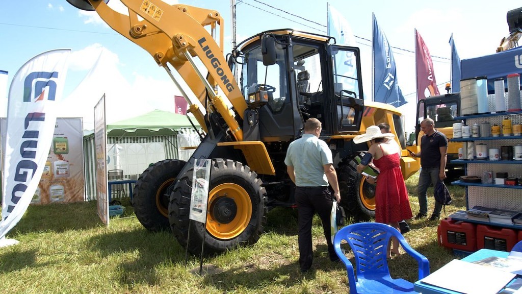 Фронтальный погрузчик LiuGong CLG856H на выставке «День Брянского Поля 2022»
