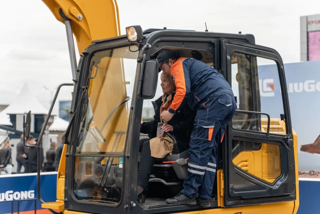 Тест-драйв мини-экскаватора LiuGong CLG 908e на выставке CTT EXPO 2022