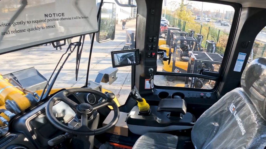 Фронтальный погрузчик LiuGong CLG 856H MAX AGRI кабина оператора