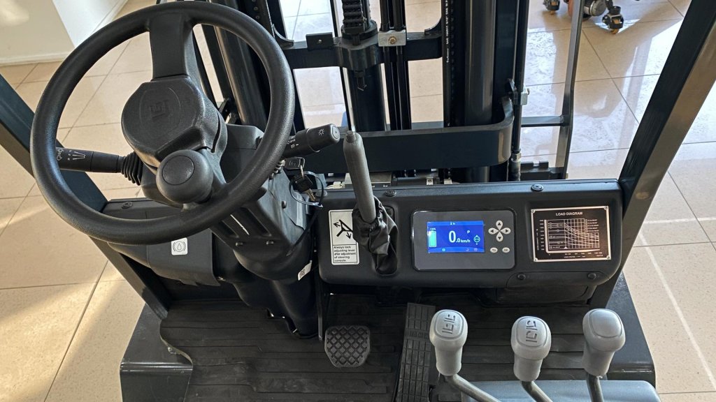 Электрический вилочный погрузчик LiuGong CLG2015A-S — кабина