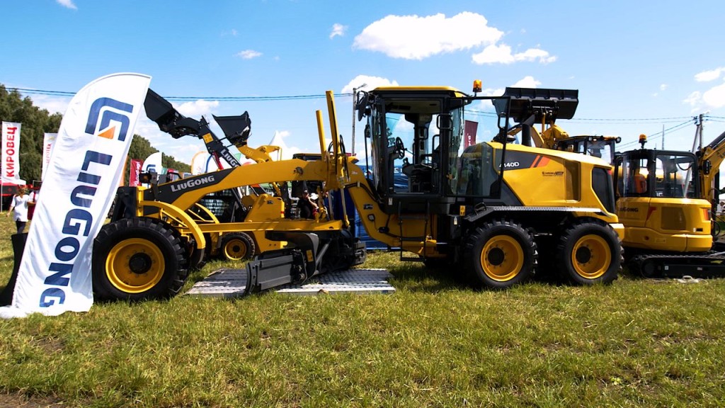 Фронтальный погрузчик LiuGong CLG835H MAX на выставке «День Брянского Поля 2022»