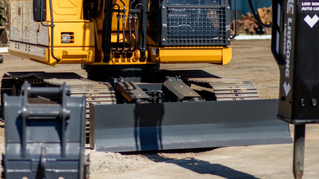 Ковш, отвал и гидромолот на экскаваторе LiuGong CLG925E