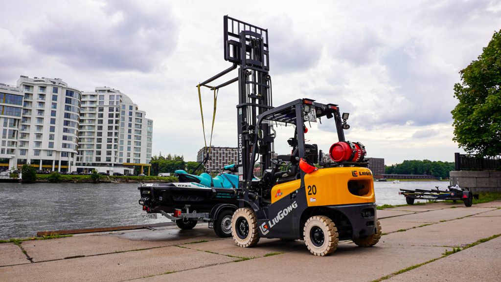 Газ-бензиновый вилочный погрузчик LiuGong CPCD20 LPG в работе у клиента в Санкт-Петербурге Газ-бензиновый вилочный погрузчик LiuGong CPCD20 LPG в работе у клиента в Санкт-Петербурге