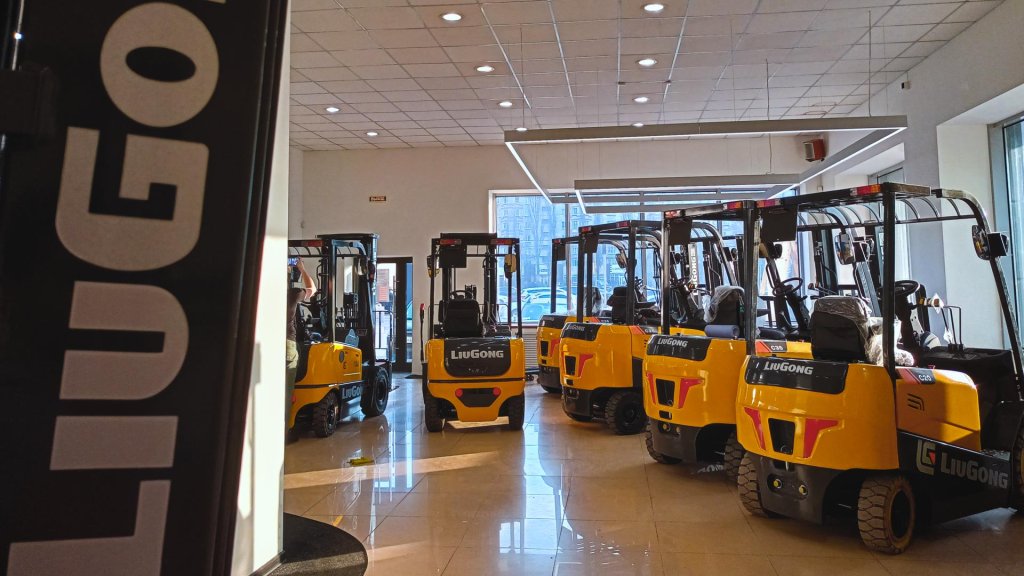 Электропогрузчики LiuGong в шоуруме