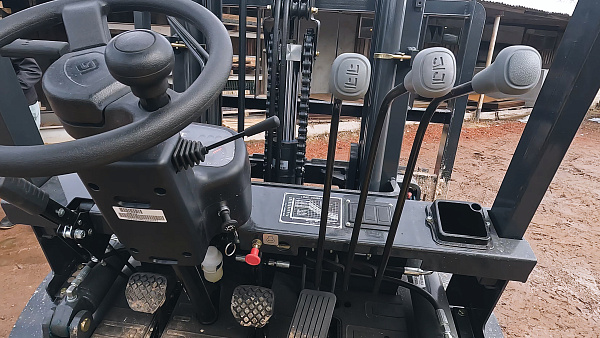 Дизельный вилочный погрузчик LiuGong CPCD30 Isuzu (3 тонны)