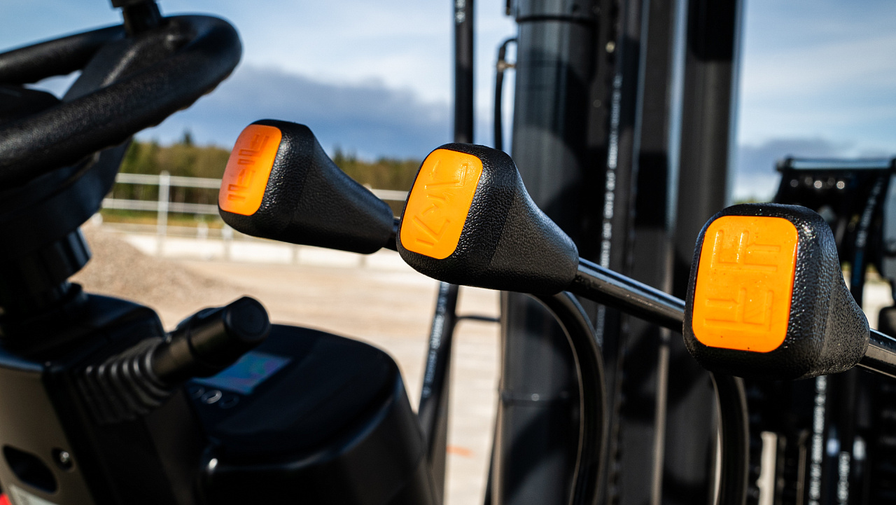 Электрический вилочный погрузчик LiuGong CPD50L-EM (5 тонн)