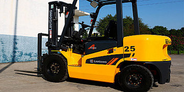 Как ухаживать за аккумулятором погрузчика