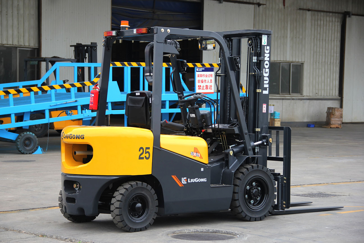 Дизельный вилочный погрузчик LiuGong CPCD25 Isuzu (2,5 тонны)