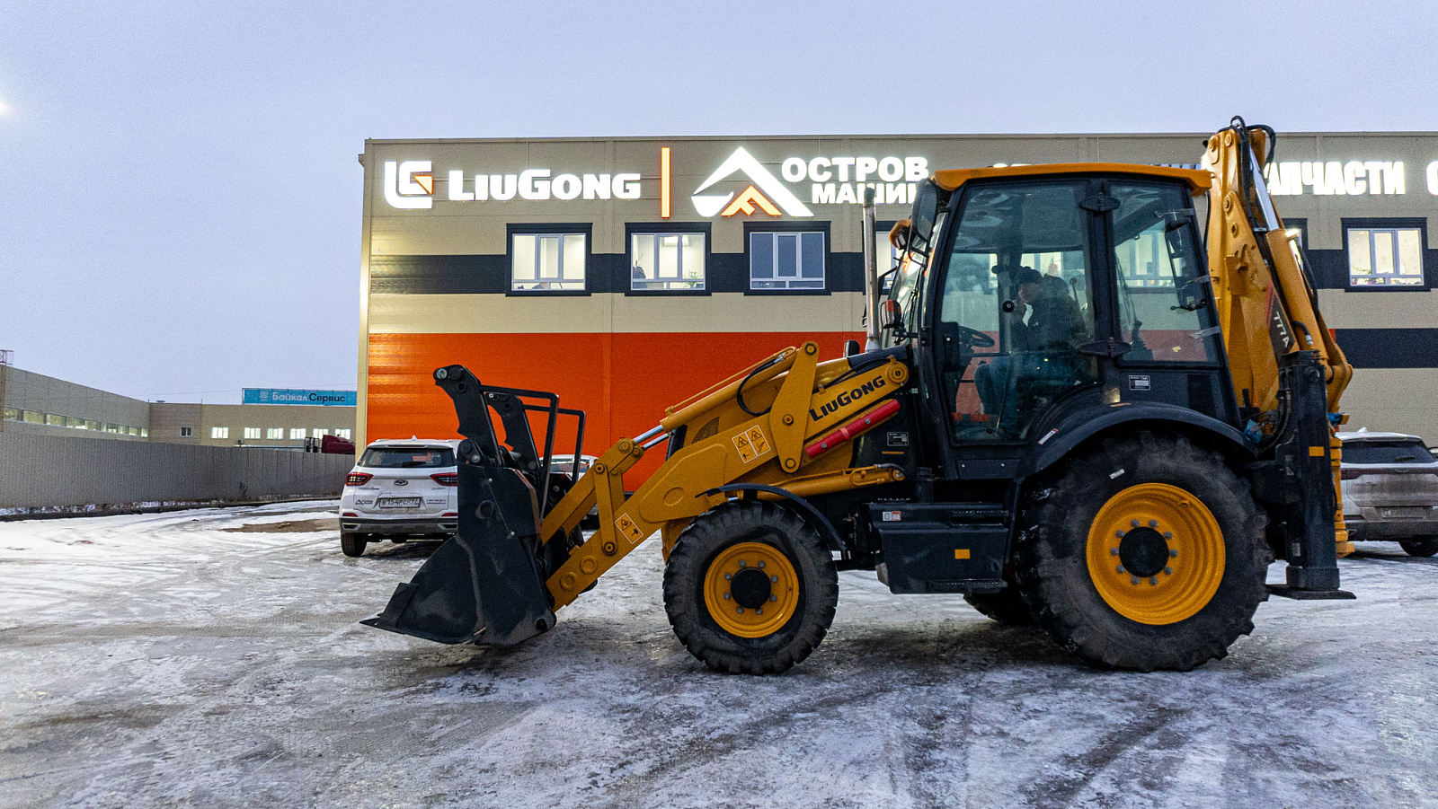 Новая комплектация экскаватора-погрузчика LiuGong CLG777A