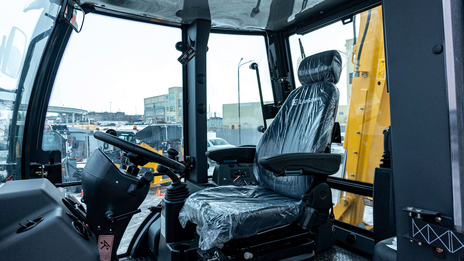 Новая комплектация экскаватора-погрузчика LiuGong CLG777A