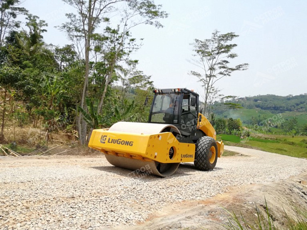 Каток грунтовый одновальцовый CLG6620E (полный привод)