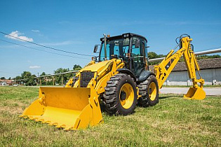 Какой экскаватор-погрузчик лучше купить