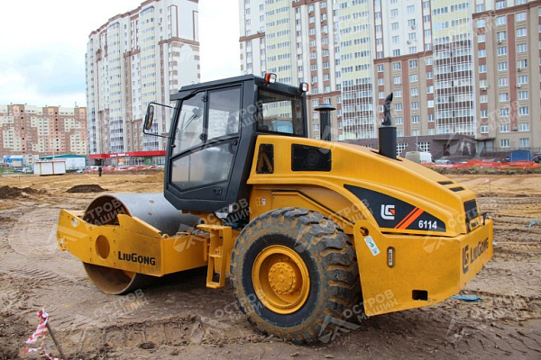 Каток грунтовый одновальцовый CLG6114E (задний привод)