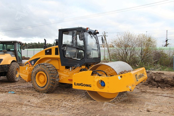 Каток грунтовый одновальцовый CLG6114E (задний привод)