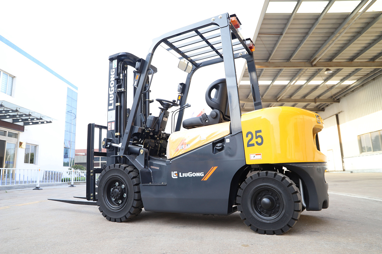 Дизельный вилочный погрузчик LiuGong CPCD25 Isuzu (2,5 тонны)