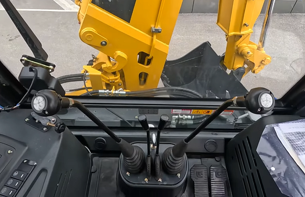 Экскаватор-погрузчик LiuGong CLG 777A Cummins