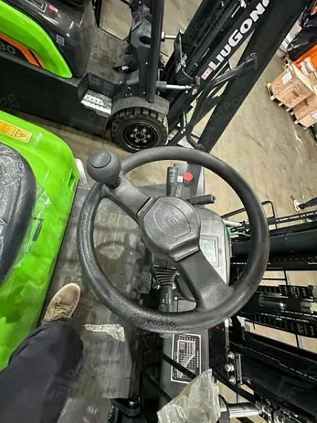 Электрический вилочный погрузчик LiuGong CPD40L-EM (4 тонны)