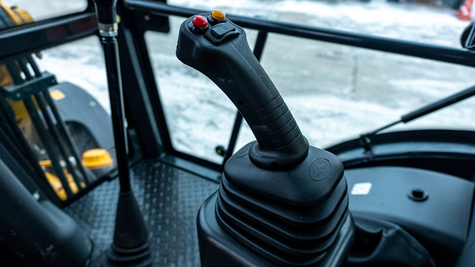 Новая комплектация экскаватора-погрузчика LiuGong CLG777A