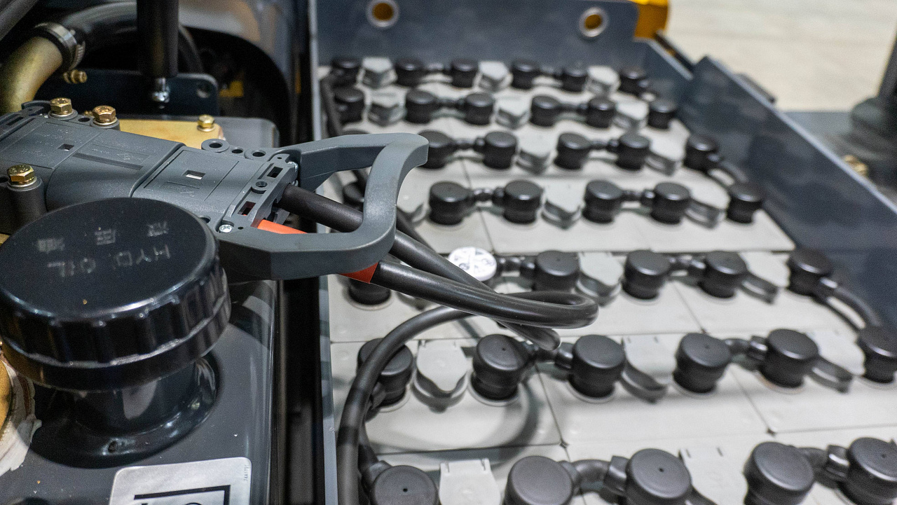 Электрический вилочный погрузчик LiuGong CLG2018A-S (1,8 тонны)