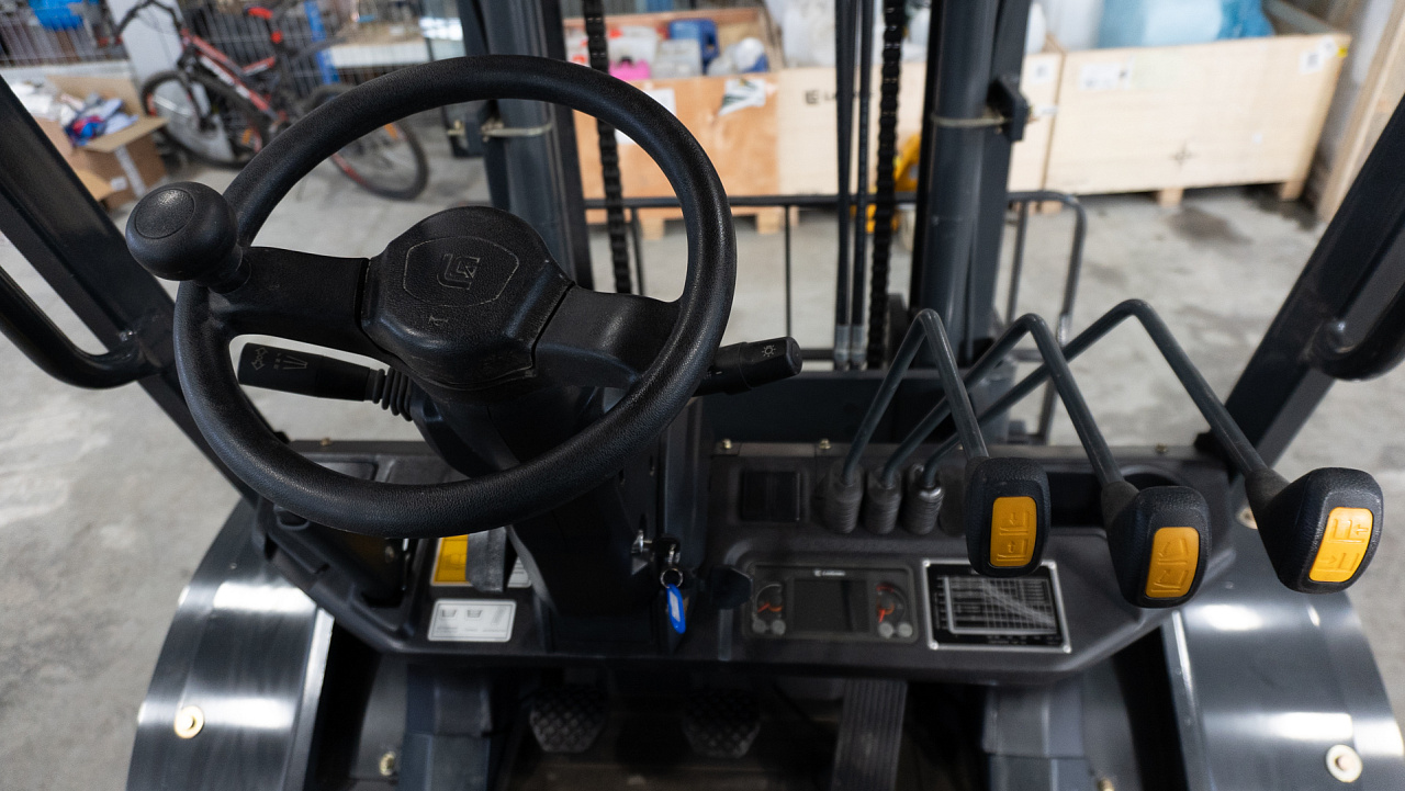 Внедорожный вилочный погрузчик LiuGong CLG2030H-R (3 тонны)