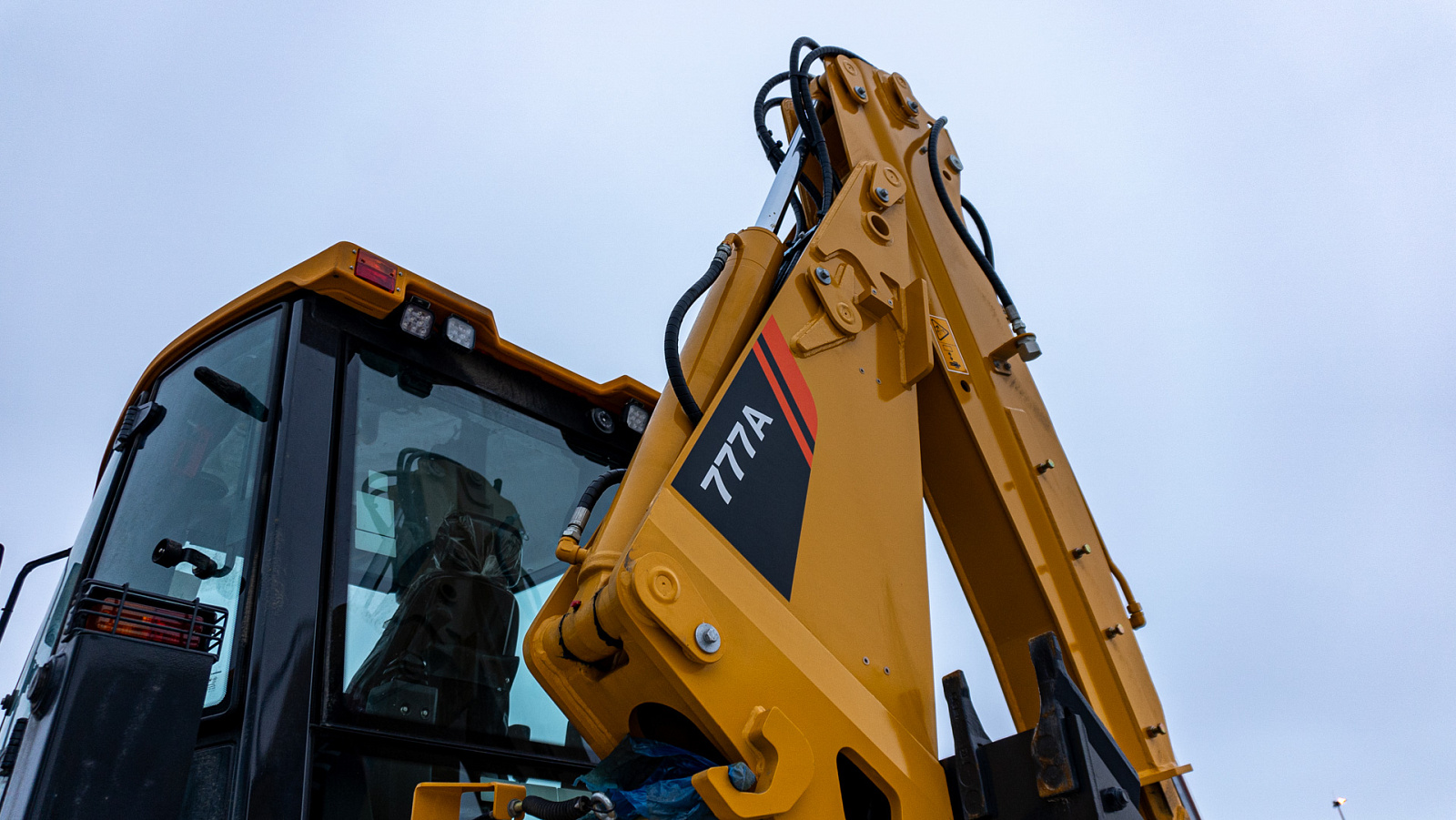 Новая комплектация экскаватора-погрузчика LiuGong CLG777A