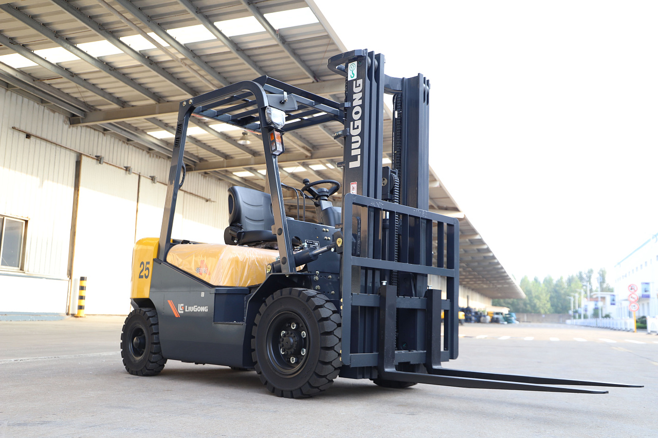 Дизельный вилочный погрузчик LiuGong CPCD25 Isuzu (2,5 тонны)
