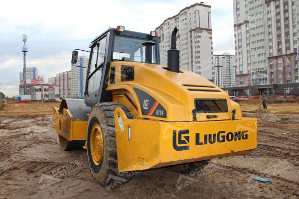 Каток грунтовый одновальцовый CLG6114E (задний привод)