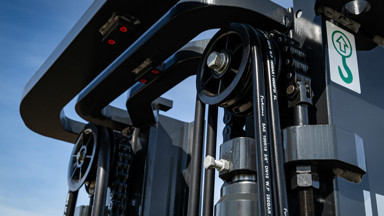 Электрический вилочный погрузчик LiuGong CPD50L-EM (5 тонн)