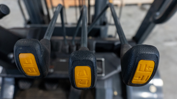 Внедорожный вилочный погрузчик LiuGong CLG2030H-R (3 тонны)