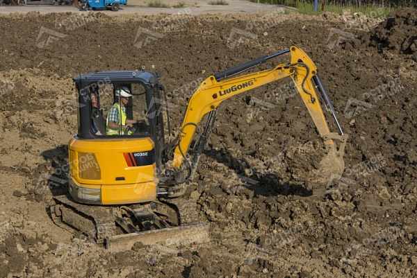 Экскаватор LiuGong CLG9035E гусеничный (4 тонны)