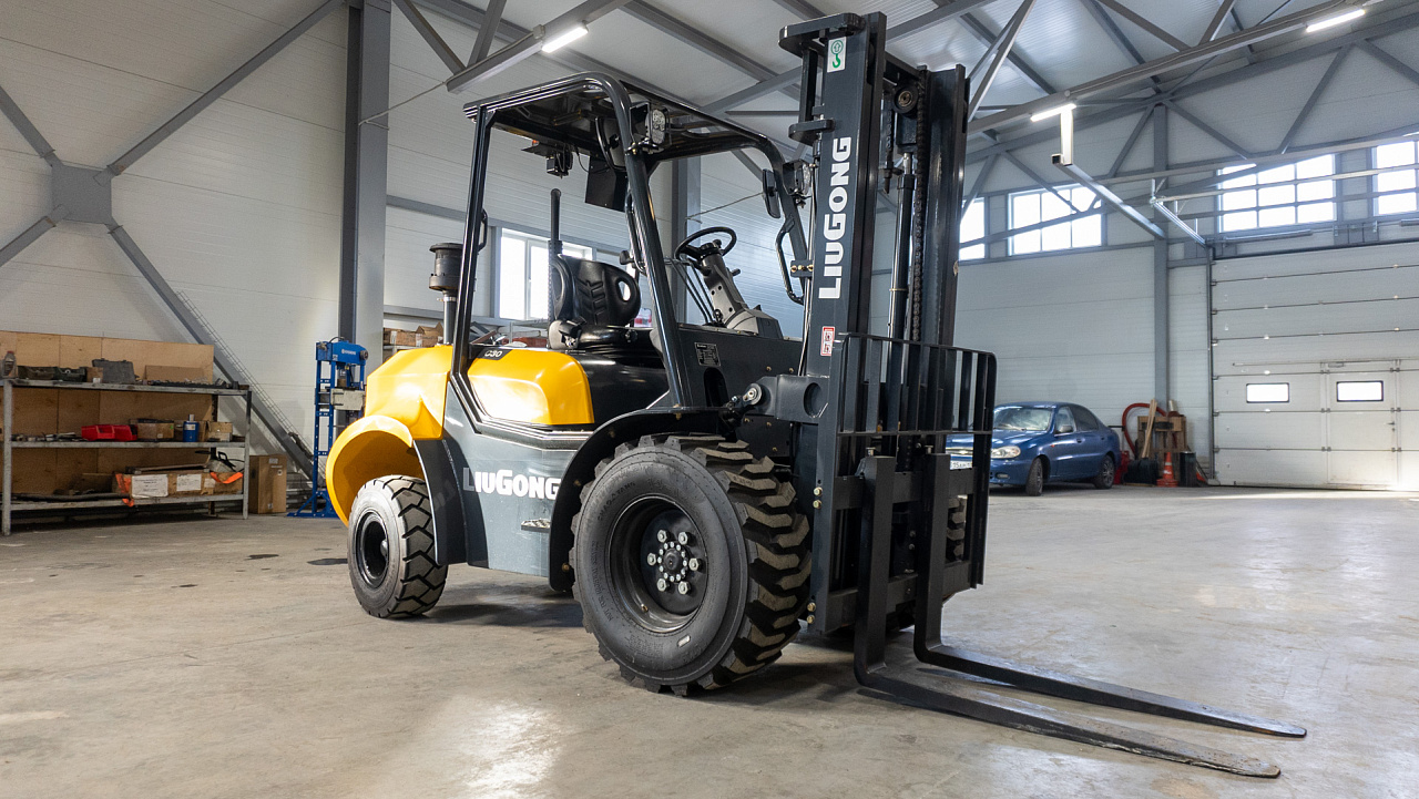 Внедорожный вилочный погрузчик LiuGong CLG2030H-R (3 тонны)