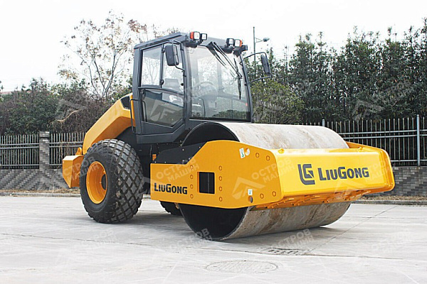 Каток грунтовый одновальцовый CLG6614E (полный привод)